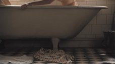 3. Сиенна Миллер снимает полотенце – Запретная любовь