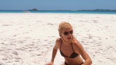 1. Кейт Хадсон на пляже – Золото дураков