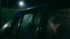 1. Откровенная сцена с Эммой Маккей в автомобиле – Половое воспитание