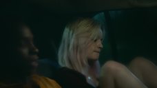 3. Откровенная сцена с Эммой Маккей в автомобиле – Половое воспитание