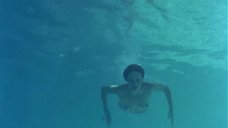 2. Обнаженная Сильвия Кристель плавает в бассейне – Эммануэль