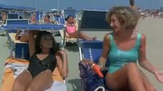 Сексуальные Элеонора Брильядори и Моника Скаттини в купальниках на пляже