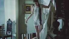Анна Каменкова в ночной рубашке без бюстгальтера