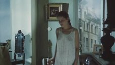 4. Анна Каменкова в ночной рубашке без бюстгальтера – Солнечный ветер
