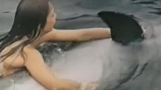 Галина Беляева плавает с дельфином