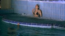 Мокрая Мария Голубкина в бассейне