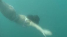 1. Юлия Пожидаева в купальнике плавает под водой – Ундина