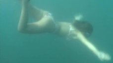 2. Юлия Пожидаева в купальнике плавает под водой – Ундина