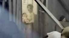 Елена Попова голышом с ребенком на руках