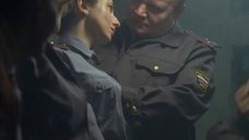 Алису Хазанову лапают за грудь в курилке