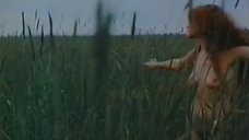 Людмила Шевель голышом гуляет в поле