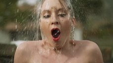 Ксения Роменкова принимает душ на улице