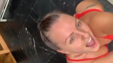 2. Сексуальная Александра Стан в купальнике 