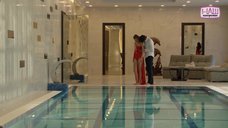 1. Сексуальная Марина Волкова плавает в бассейне – Ныряльщица за жемчугом