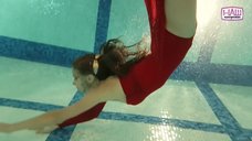 5. Сексуальная Марина Волкова плавает в бассейне – Ныряльщица за жемчугом