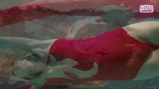 6. Сексуальная Марина Волкова плавает в бассейне – Ныряльщица за жемчугом