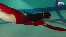 8. Сексуальная Марина Волкова плавает в бассейне – Ныряльщица за жемчугом