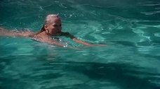 3. Обнаженная  Урсула Андресс плавает в бассейне – Чувственная медсестра