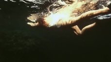 3. Милена Тонтегоде в купальнике – Люди и дельфины