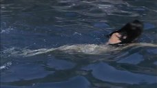 1. Обнаженная Джулия Ньюмар купается в озере – Золото Маккены