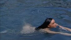 2. Обнаженная Джулия Ньюмар купается в озере – Золото Маккены