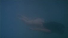 3. Обнаженная Джулия Ньюмар купается в озере – Золото Маккены
