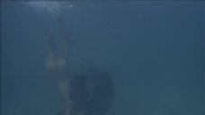 4. Обнаженная Джулия Ньюмар купается в озере – Золото Маккены
