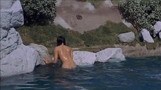 Обнаженная Джулия Ньюмар купается в озере
