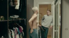 Дарья Мороз показала голые сиськи в гардеробной