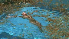 Голая Людивин Санье плавает в бассейне