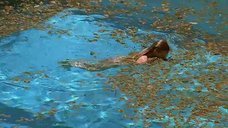 3. Голая Людивин Санье плавает в бассейне – Бассейн (2002)