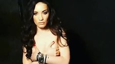 1. Сексуальная Виктория Дайнеко прикрывает грудь на фотосессии 