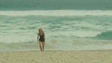 1. Сексуальная Мирей Дарк в купальнике – Возвращение высокого блондина