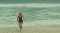 2. Сексуальная Мирей Дарк в купальнике – Возвращение высокого блондина