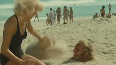 4. Сексуальная Мирей Дарк в купальнике – Возвращение высокого блондина