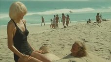 5. Сексуальная Мирей Дарк в купальнике – Возвращение высокого блондина