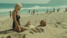 7. Сексуальная Мирей Дарк в купальнике – Возвращение высокого блондина