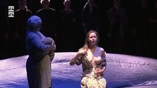 1. Юлиана Гребе показала голую грудь в спектакле «Мадонна с цветком» 