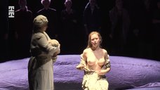 Юлиана Гребе показала голую грудь в спектакле «Мадонна с цветком»