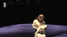 3. Юлиана Гребе показала голую грудь в спектакле «Мадонна с цветком» 