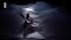 6. Юлиана Гребе показала голую грудь в спектакле «Мадонна с цветком» 