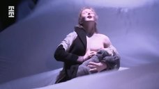 7. Юлиана Гребе показала голую грудь в спектакле «Мадонна с цветком» 