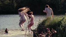 Девки голышом прыгают в воду