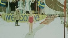 1. Виолетта Жухимович в купальнике нырнула в прорубь – Праздник Нептуна