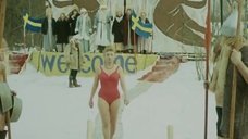 2. Виолетта Жухимович в купальнике нырнула в прорубь – Праздник Нептуна