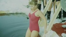 Виолетта Жухимович в купальнике нырнула в прорубь