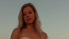 1. Эротическая сцена с Катериной Шпицой на пляже – Крымский мост. Сделано с любовью!