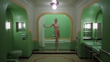 2. Сцена в ванной с голой Лией Белдам – Сияние