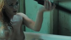 4. Обнаженная Лили Андерсон в ванной с оружием – Судный день (2008)