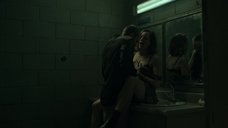 3. Секс с Джорданой Спиро в туалете – Озарк